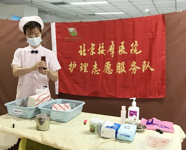 图为护理人员做好砭石艾灸治疗准备